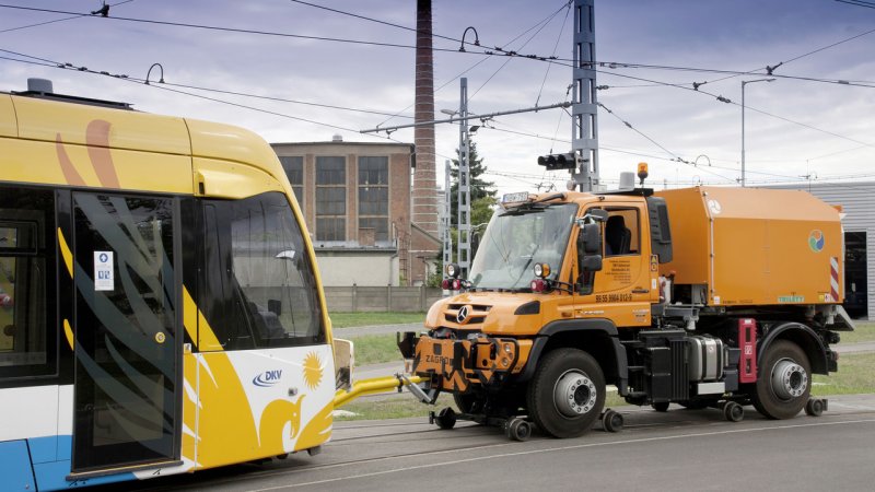 Unimog U 423 благодаря системе выдвигающихся колес может передвигаться по извилистым, трамвайным рельсам.