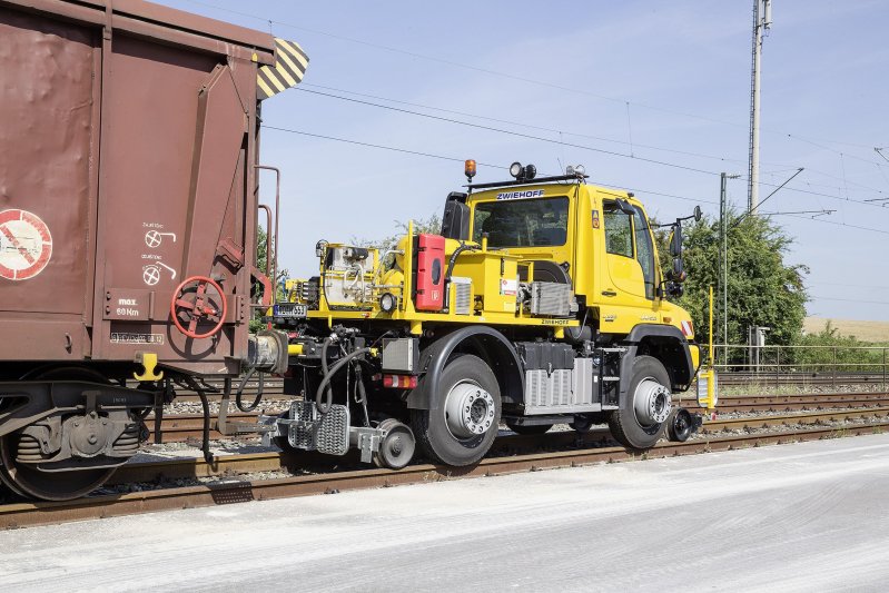 Грузовик Mercedes-Benz Unimog для езды по рельсам