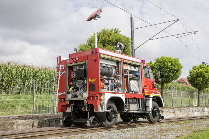 Грузовик Mercedes-Benz Unimog для езды по рельсам