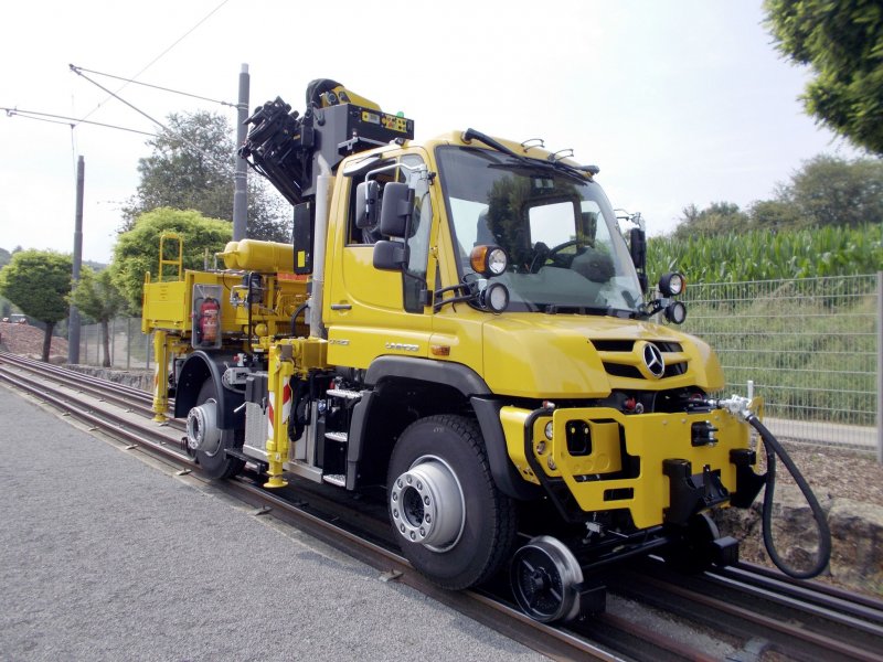 Железнодорожный Unimog U 423 с крановой гидравлической установкой и тормозной системой для состава из вагонов полной массой до 400 тонн.