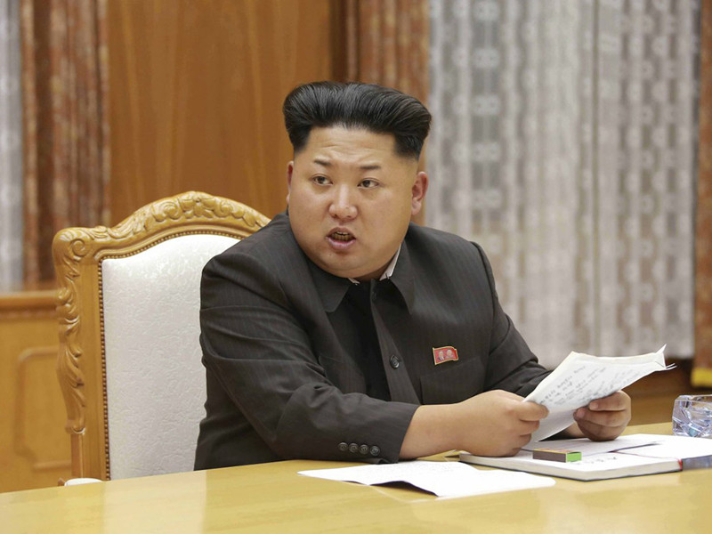 Ким Чен Ын приказал всем гражданам страны мужского пола копировать его прическу