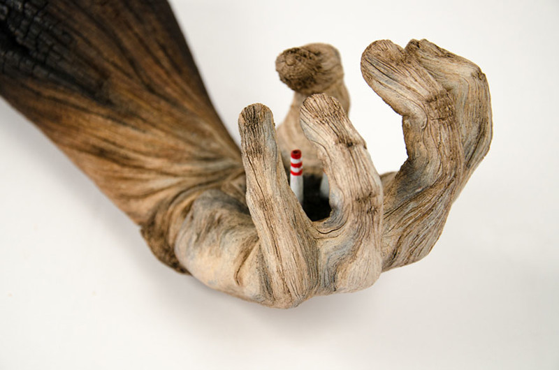 Обманчивое впечатление: скульптор делает деревянные скульптуры из керамики