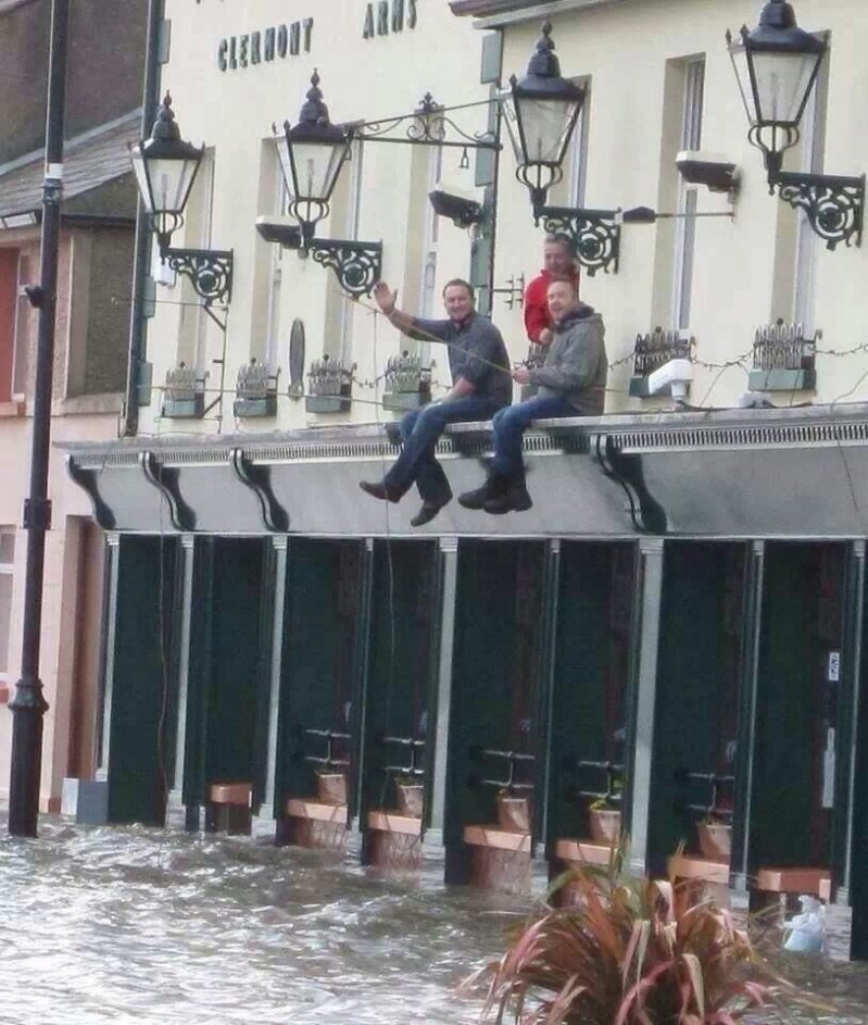 Ирландцы решили во время наводнения половить рыбу 