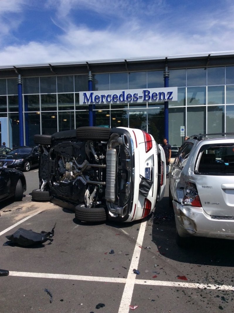 Женщина устроила аварию во время тест-драйва Mercedes