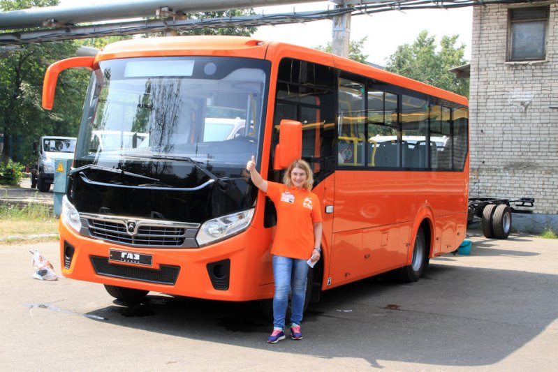 Отдельного внимания заслуживает экстерьер нового автобуса: первым, что бросается в глаза — головная оптика нового автобуса, которые являются одной из его главных изюминок и гордостью ГАЗовских дизайнеров.