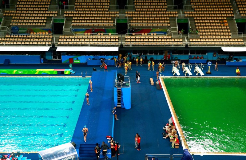 Просто в олимпийском бассейне зацвела вода