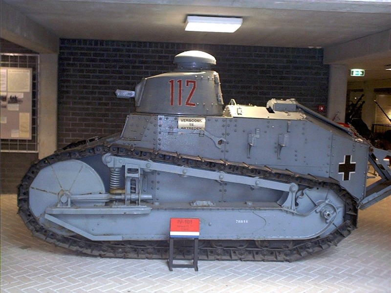 На фото – танк Renault FT-17 (судя по «балкенкройцу» на нижнем фото, это модернизированный вариант танка, который был захвачен Вермахтом в ходе Французской компании)