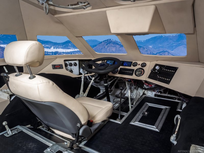 Одной из главных и сложных задач было создать комфортное место для водителя. Установлено пассажирское кресло от Hyundai Grand Starex, руль от УАЗ.