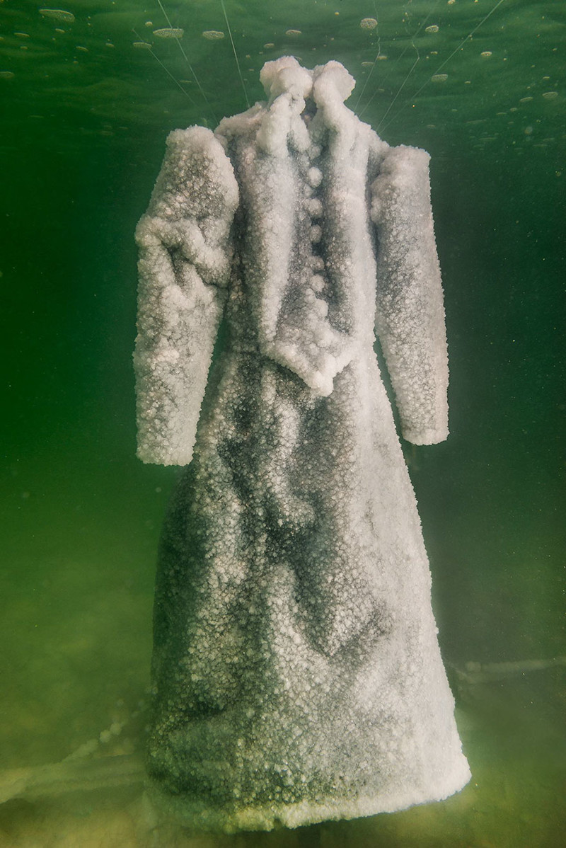 Платье для одержимой невесты: художница создала соляную скульптуру на дне Мертвого моря