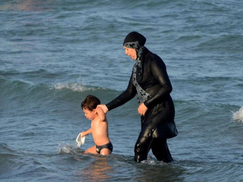 Мусульманки боятся, что французские полицейские заставят их раздеваться на пляжах