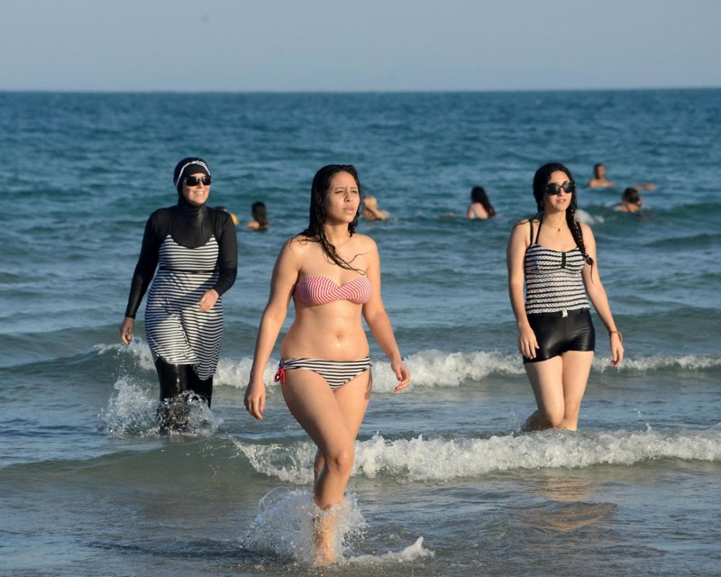 Мусульманки боятся, что французские полицейские заставят их раздеваться на пляжах