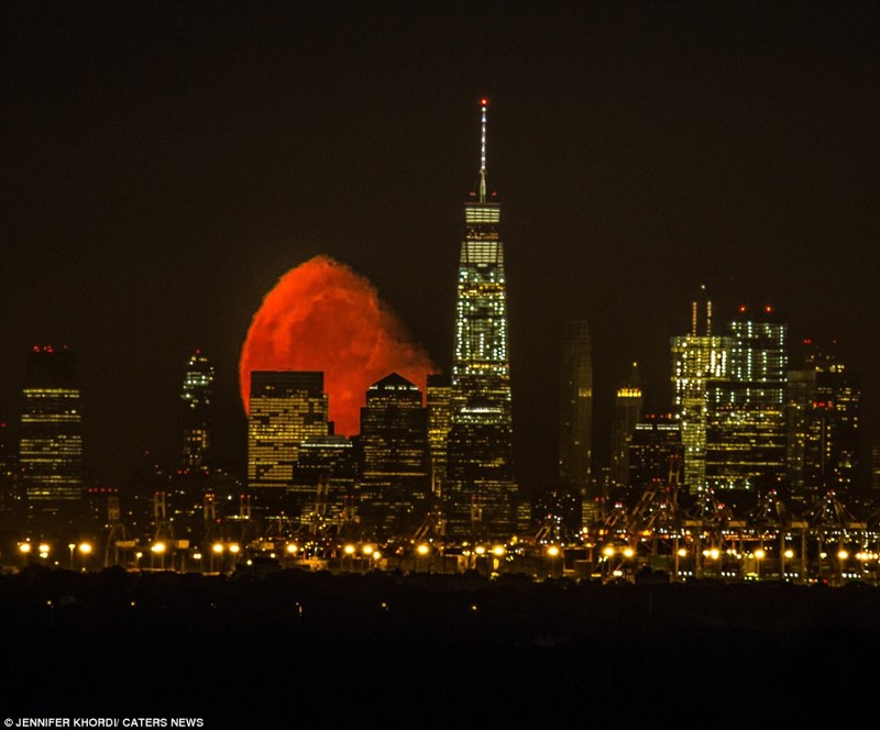 Кроваво-красная луна взошла над Манхэттеном