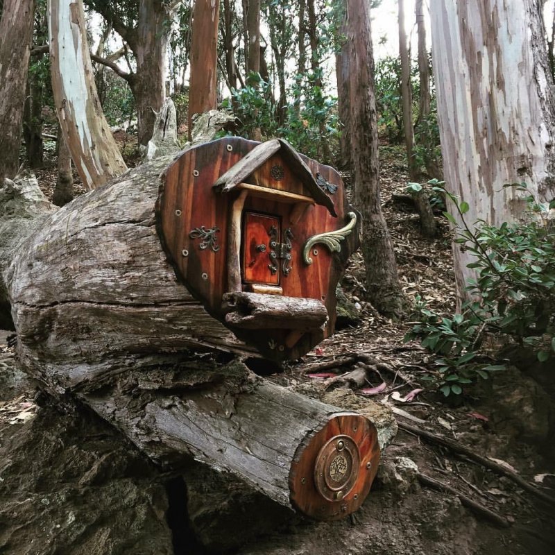 Сказочный домик в лесу 