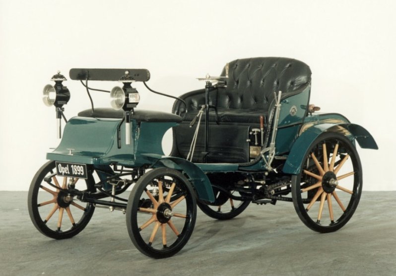 Opel Patentmotorwagen System Lutzmann (1899) — первый серийный «Опель». 