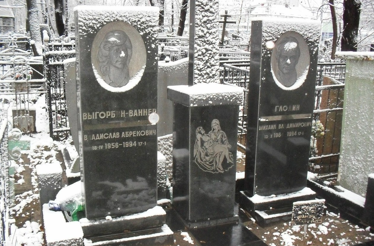 А справа - могила телохранителя, погибшего вместе с авторитетом