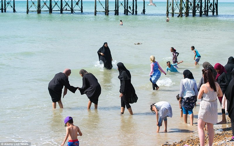 Мусульманки Британии раскупают буркини в пику французам