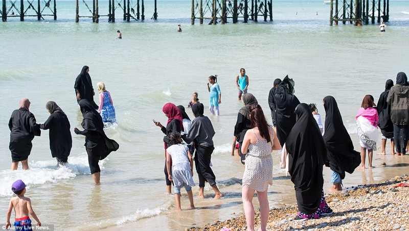 Мусульманки Британии раскупают буркини в пику французам