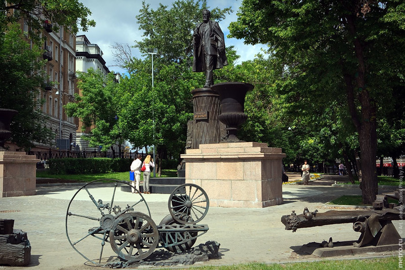 Памятник Владимиру Шухову в Москве установлен на Тургеневской площади.