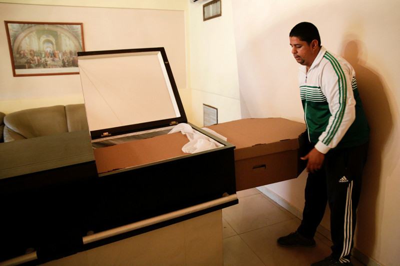 В Венесуэле растет спрос на гробы из картона