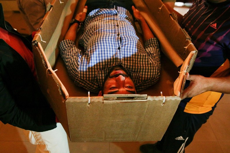 В Венесуэле растет спрос на гробы из картона