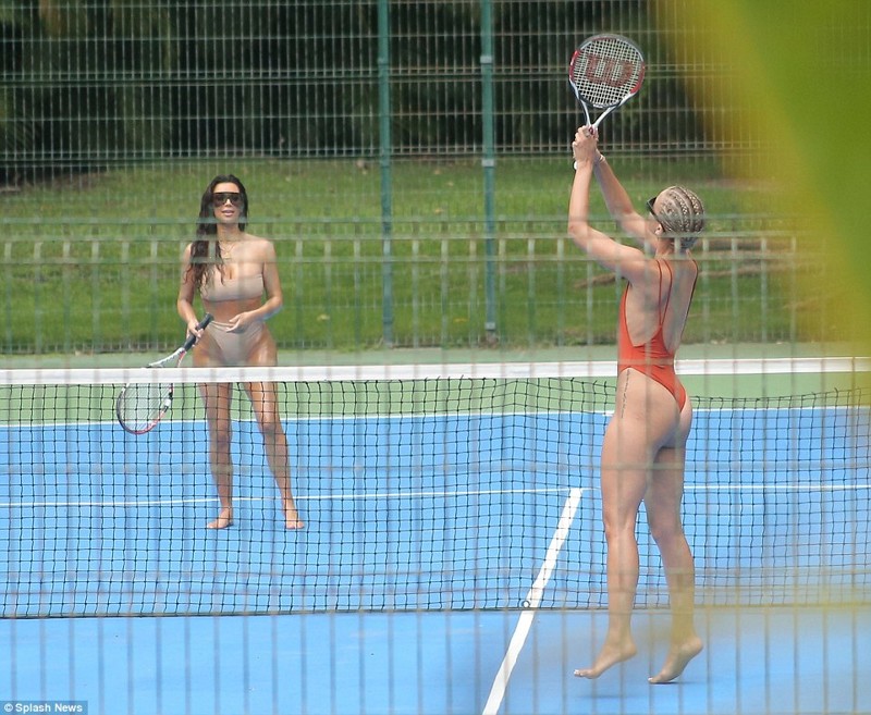 О спорт, ты мир! Ким в бикини против Жасмин Сандерс в красном купальнике