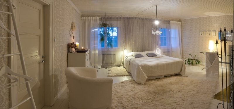 Белая спальня с шикарным ковром и креслами. Лиза очень светлый человек, поэтому она любит, когда в комнате много разных источников света: торшеры, бра, люстры, свечи, светильники.