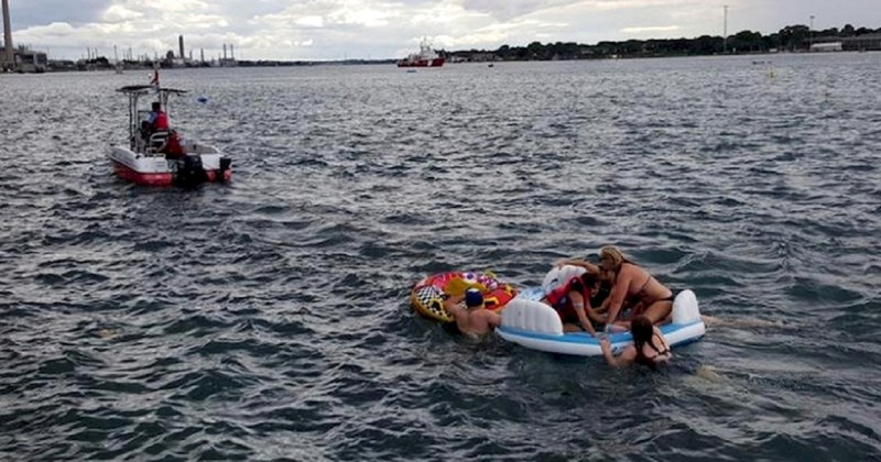 Полторы тысячи американских тусовщиков случайно переплыли канадскую границу