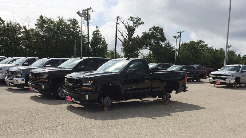 В Техасе у дилера Chevrolet за ночь сняли колёса с 48 автомобилей