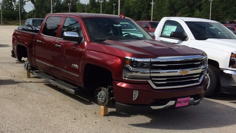 В Техасе у дилера Chevrolet за ночь сняли колёса с 48 автомобилей