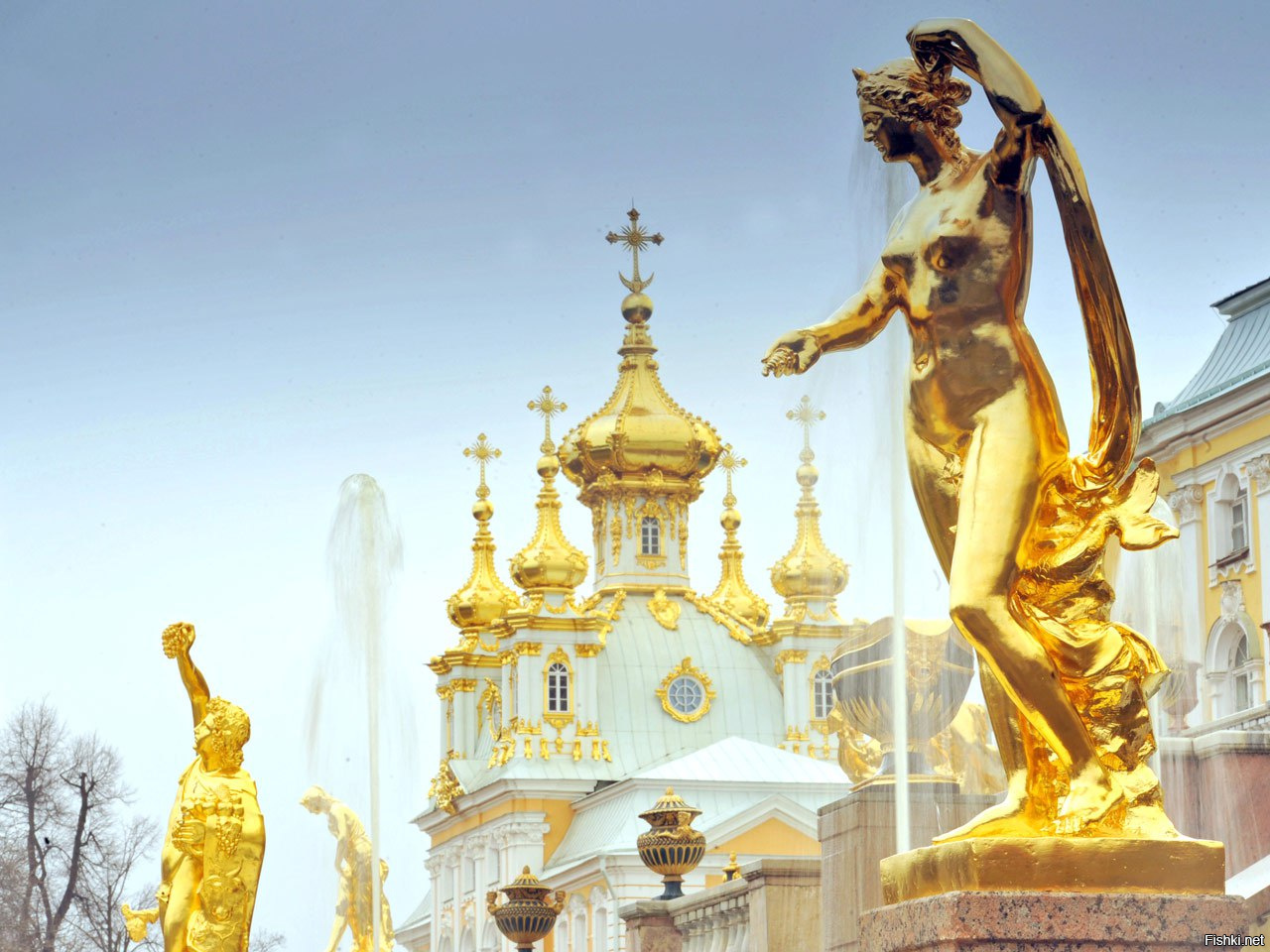 Где находится золотой памятник. Петергоф статуи. Петергоф, две золотые статуи, канал. Золотая статуя женская Петергоф. Скульптуры Петергофских фонтанов.