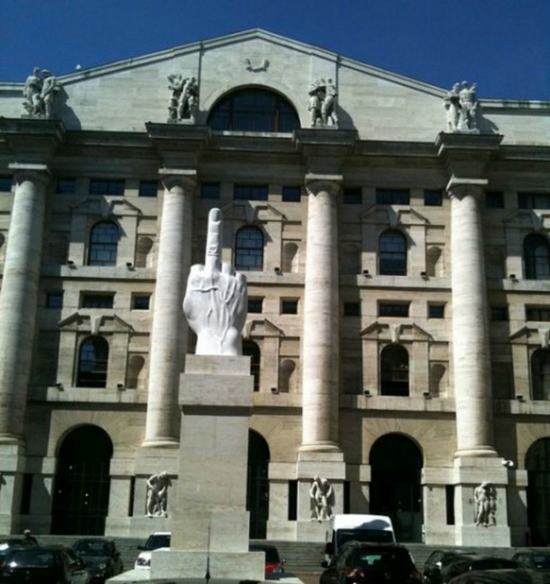 Кулак с поднятым средним пальцем, Милан