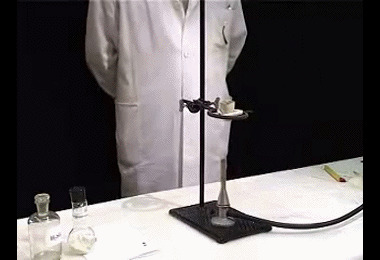 Реакция нитроацетанилида с концентрированной (судя по консистенции) серной кислотой