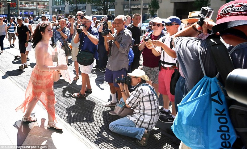 Голышом по мостовой: в «День топлес» американки вышли на улицы с голой грудью в защиту равенства полов