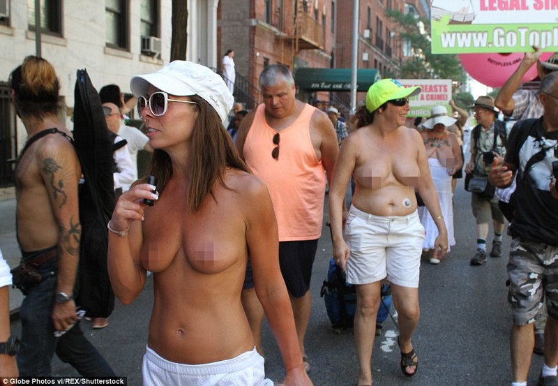 Голышом по мостовой: в «День топлес» американки вышли на улицы с голой грудью в защиту равенства полов