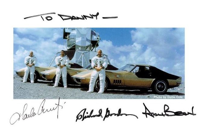 Фото трех астронавтов с их Корветами, Лунным ровером и дарственной надписью для Дэнни Рида