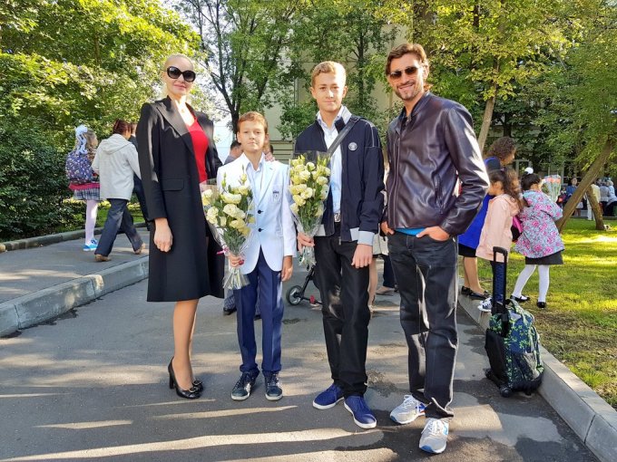 Экс-футболист и телеведущий Руслан Нигматуллин с детьми