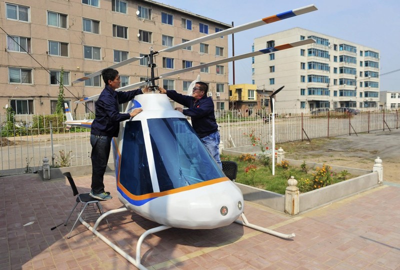 Кузнец Тянь Шэнин осваивает вертолетостроение