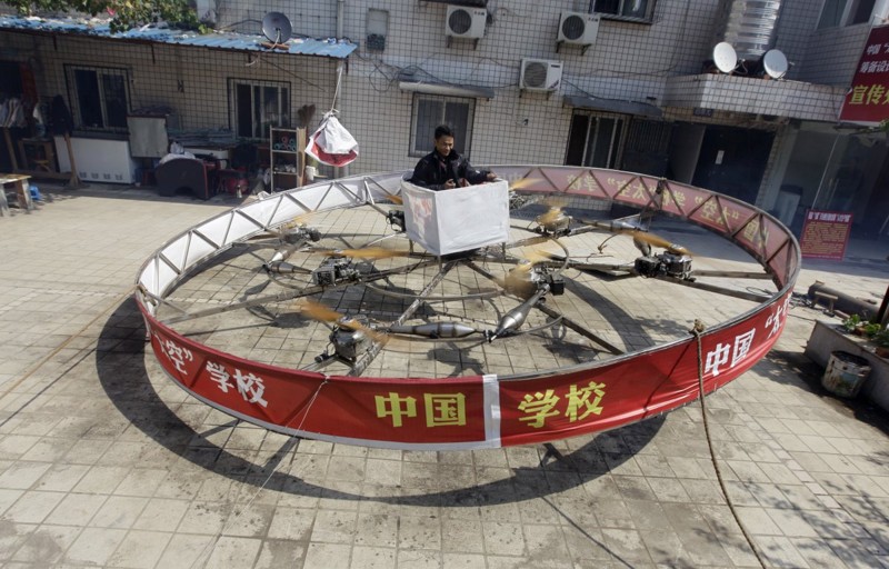 Фермер Шу Маньшэн тестирует свой летательный аппарат