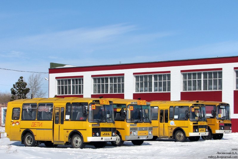 Но самый распространённый школьный автобус - это, конечно, ПАЗ-3205, для школьников машины выпускают в специальных комплектациях, индекс которых имеет код -60 или -70.