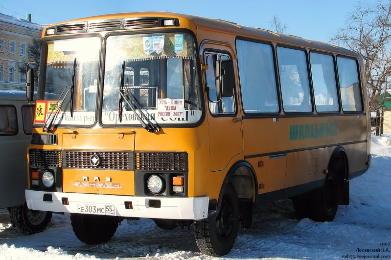 Есть школьные модификации и у полноприводного ПАЗ-3206, эта машина - из того же Усть-Ишимского района, причём ещё и в северном исполнении.