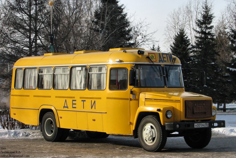 Ещё один завод, выпускавший специализированные школьные автобусы - это КАвЗ. Модификация для перевозки детей выпускалась на базе удлинённого автобуса КАвЗ-39765. Вот экземпляр из Омской области.