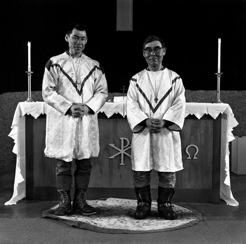 Диаконы в католической церкви святого Иосифа, Тунунак, Аляска, апрель 1976 года