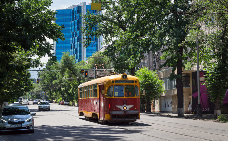 7. в Алма-Ате можно увидеть и прокатиться на старых трамваях...