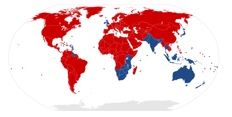 Красный цвет — это страны с привычным нам правосторонним движением. Синие — левосторонние