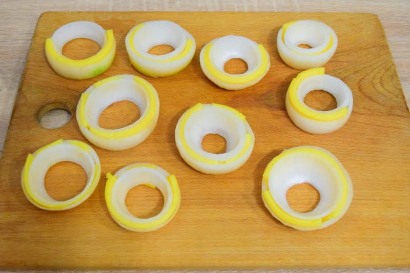 Заготовленные кольца отправляем в морозилку на 15-20 минут