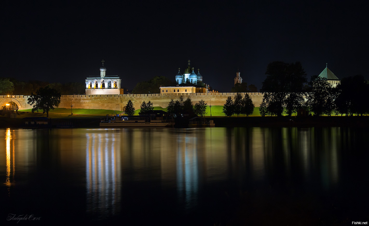 Великий новгород запись. Ночной Кремль Великий Новгород. Новгородский Кремль Великий Новгород ночью. Великий Новгород Кремль ночью. Великий Новгород Новгородский Кремль лето 2021.