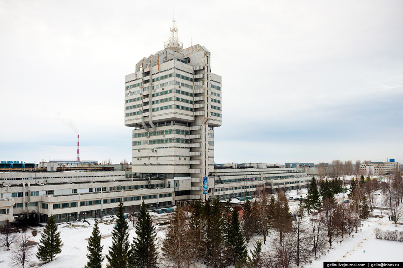 Главное административное здание «Авиастара» — пожалуй, самое необычное строение советской архитектуры Ульяновска. Монтаж декоративной капсулы на верхушке производили в 1987 году с помощью вертолёта Ми-10. Эта решётчатая конструкция позволила увели