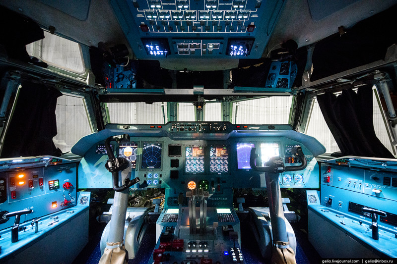  На самолёте реализован принцип «стеклянной» кабины. В ней установлены цифровые дисплеи и 3 интеллектуальных пульта управления.