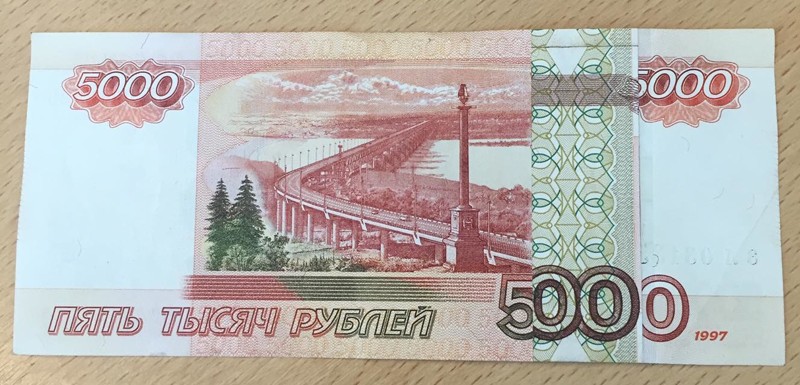 Банкомат выдал москвичке купюру достоинством 5100 рублей