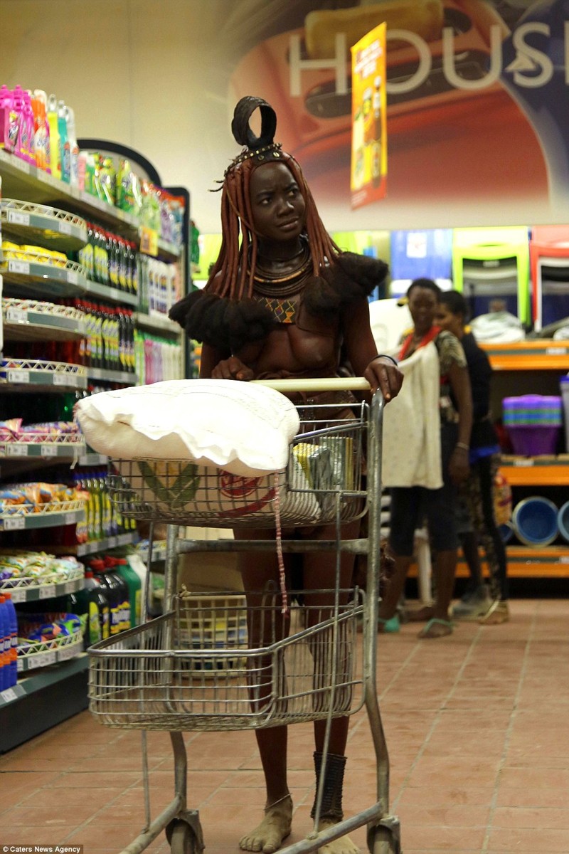 Шведский фотограф Бъерн Перссон запечатлел редкий визит девушки племени Химба в супермаркет